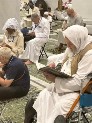 Fidèles lisant le Coran au Haram